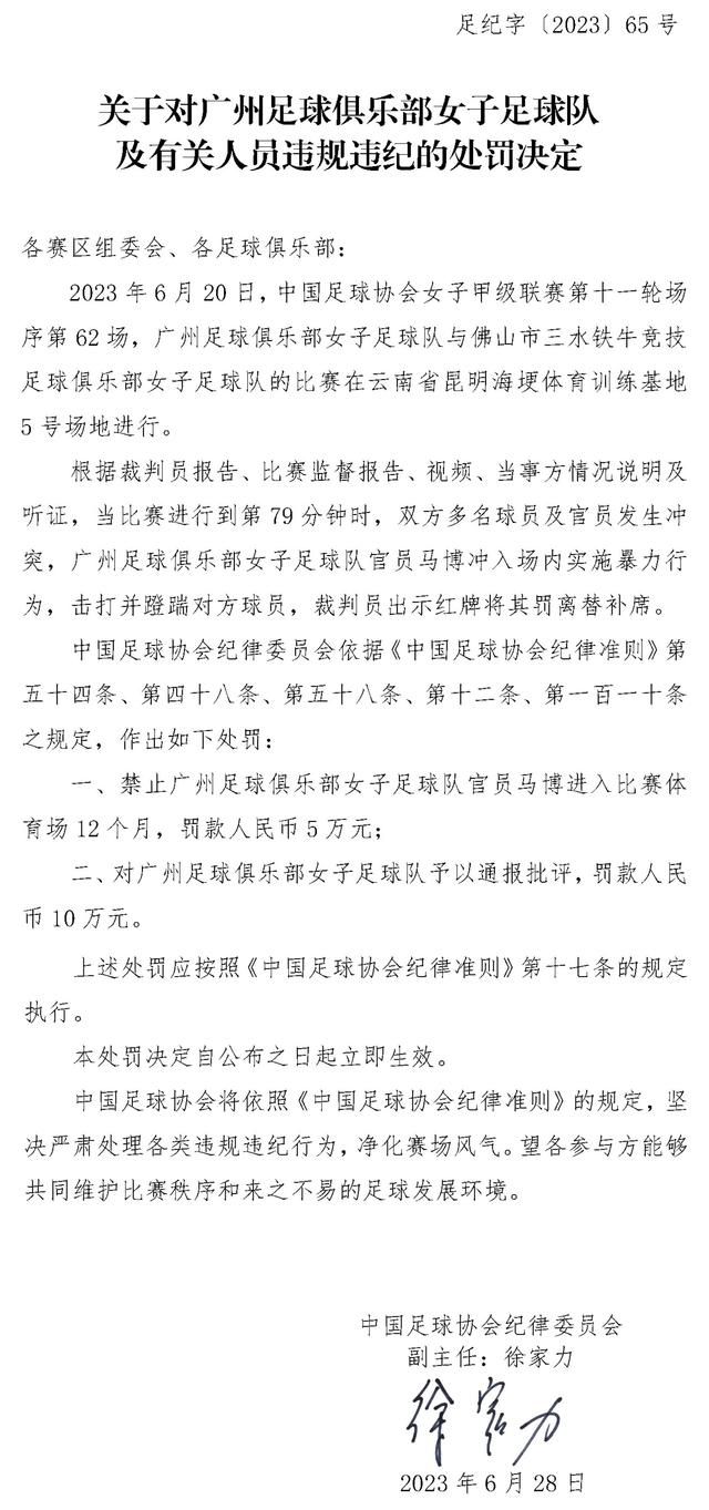 亚瑟表示自己要先回家看看父亲，于是坐上一辆顺风车喝着酒回家了